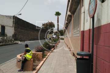 Arde un vehículo de licencia municipal en la carretera de La Pardilla (Foto TA)